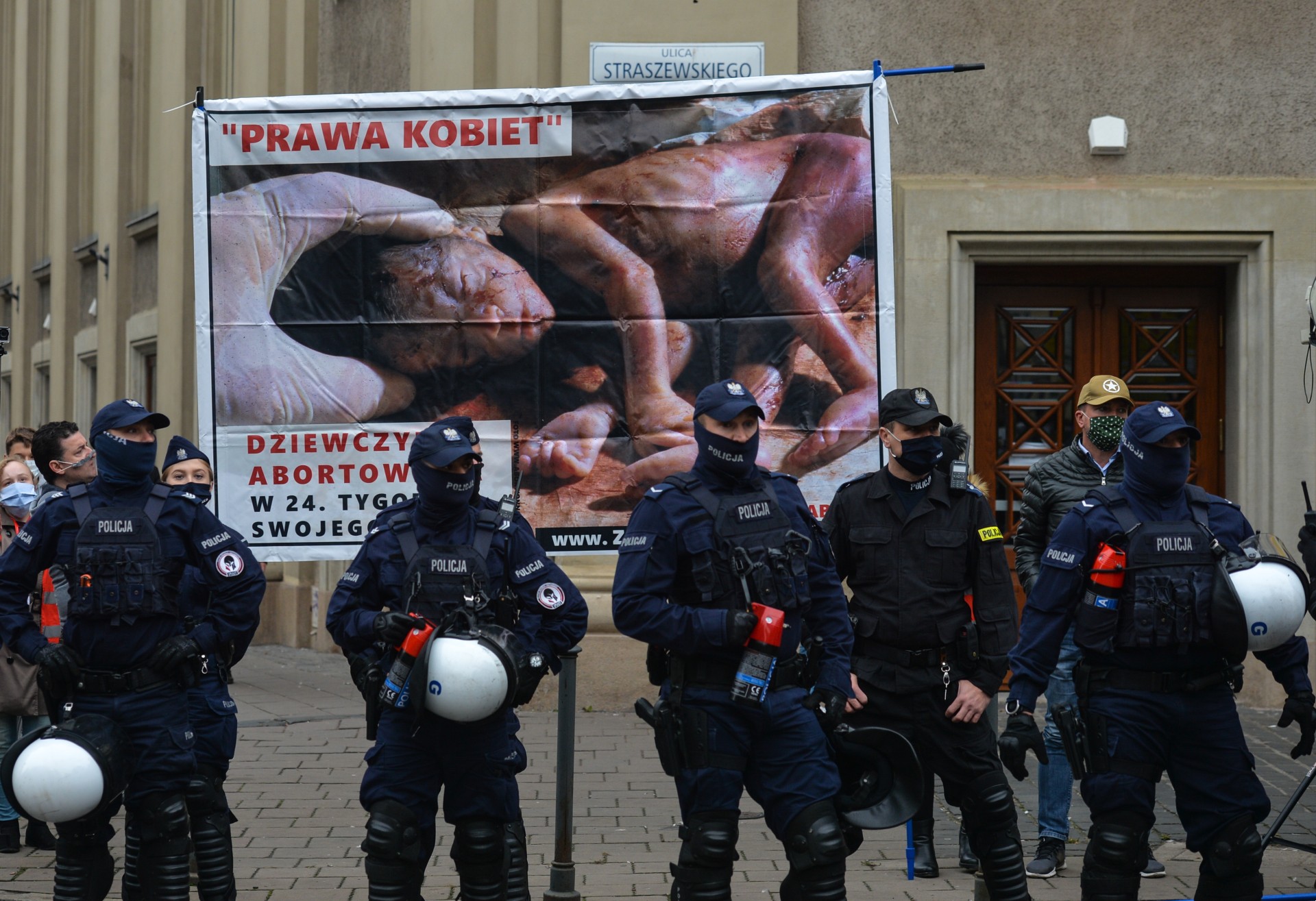 Policja chce podwyżek pensji na czas epidemii. Jest też apel do protestujących